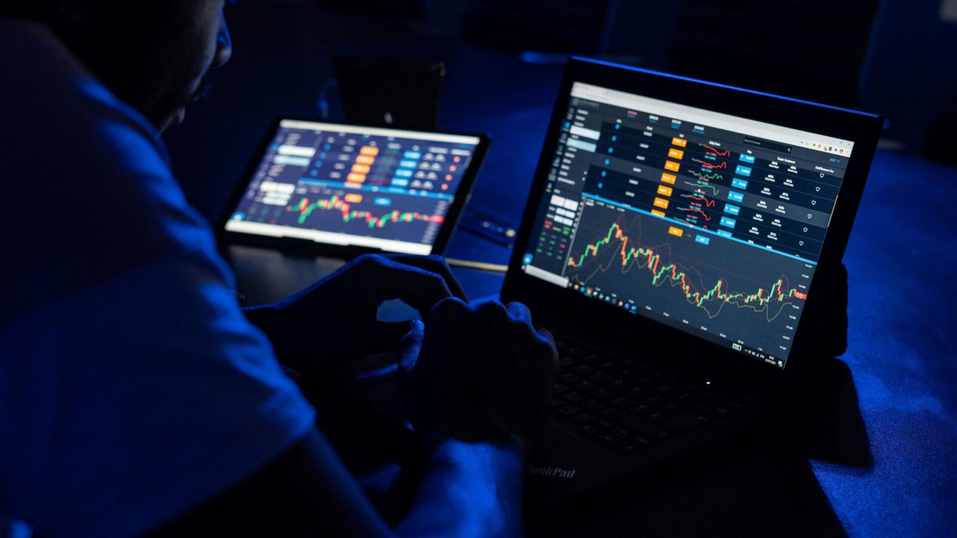 The action never stops with online forex trading. Trading forex online helps one expand their knowledge and participate in the financial markets. 